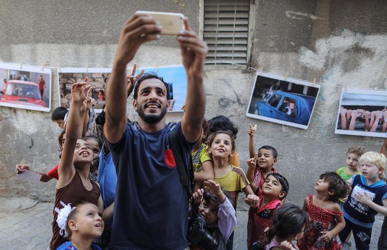 "الزعنون" ينشر حكاية وطن وأمل على حبل غسيل
